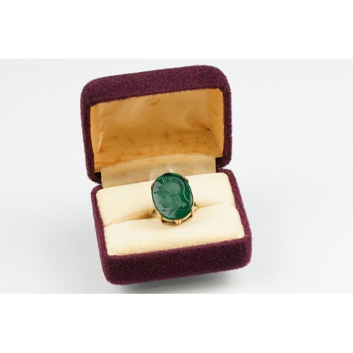 82 - Green agate intaglio 9ct gold ring, the intaglio carved as a Roman centurion facing left, claw set, ... 