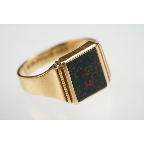 90 - Late Victorian bloodstone agate 15ct yellow gold signet ring, plain polished rectangular bloodstone ... 