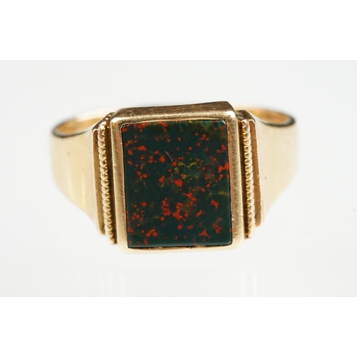 90 - Late Victorian bloodstone agate 15ct yellow gold signet ring, plain polished rectangular bloodstone ... 