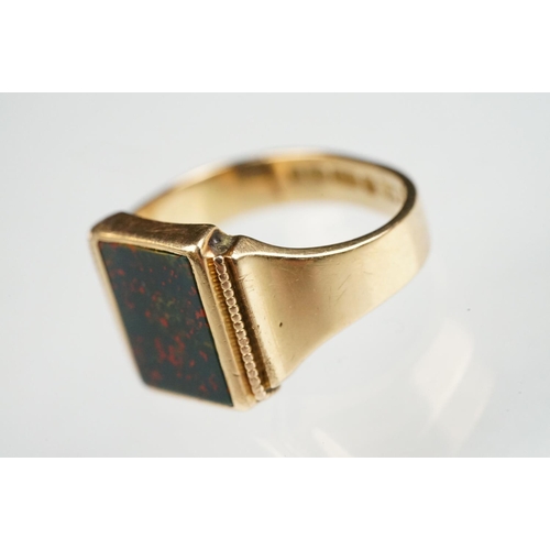 90 - Late Victorian bloodstone agate 15ct yellow gold signet ring, plain polished rectangular bloodstone ... 