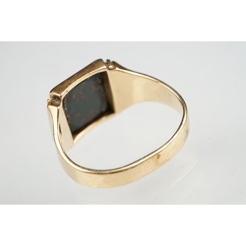 90 - Late Victorian bloodstone agate 15ct yellow gold signet ring, plain polished rectangular bloodstone ... 