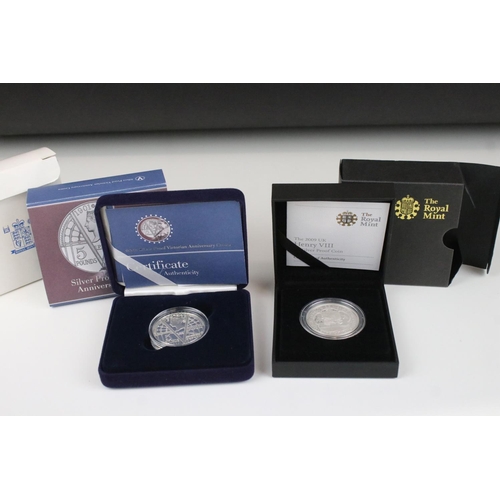 117 - A collection of uncirculated coin sets to include a Royal Mint silver proof 2009 Henry VIII £5 coin ... 