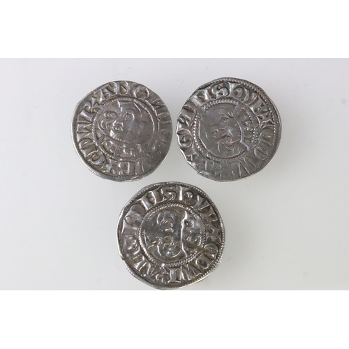 218 - A collection of three British King Edward I hammered silver long cross penny coins. (c.1272-1307).