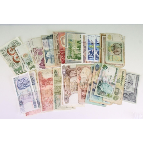 201 - A collection of mixed world circulated and uncirculated banknotes to include German, French, Italian... 