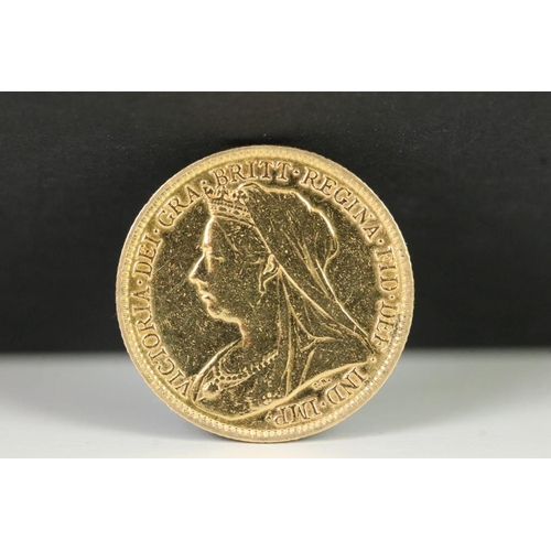 107 - A British Queen Victoria 1901 gold half sovereign coin.