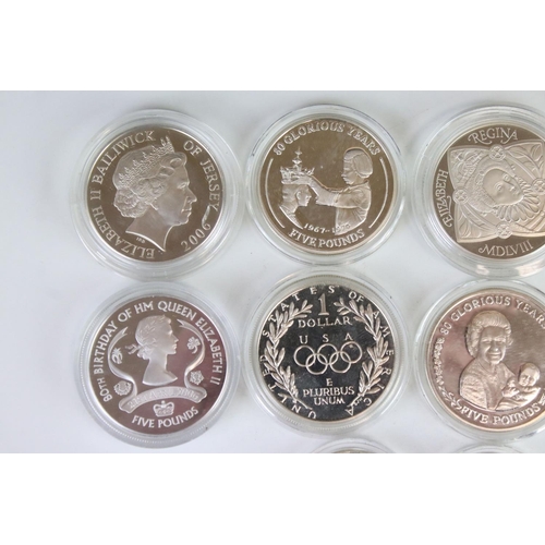 122 - A small collection of coins to include silver commemorative examples.