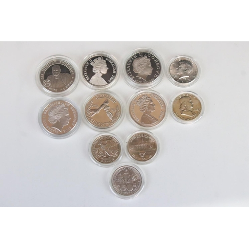 122 - A small collection of coins to include silver commemorative examples.