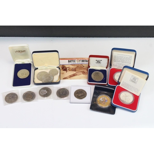 175 - A small group of British commemorative collectors coins to include two sterling silver 1977 crown co... 