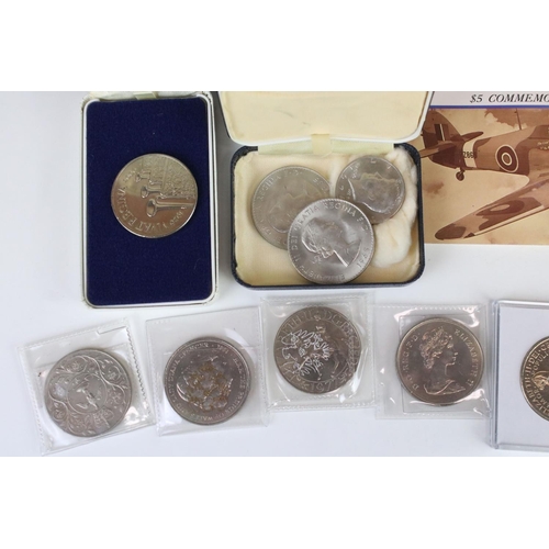 175 - A small group of British commemorative collectors coins to include two sterling silver 1977 crown co... 