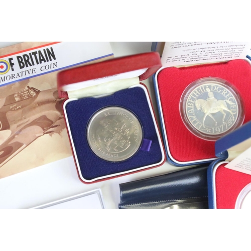 175 - A small group of British commemorative collectors coins to include two sterling silver 1977 crown co... 