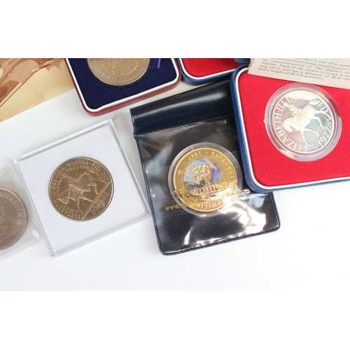 175 - A small group of British commemorative collectors coins to include two sterling silver 1977 crown co... 