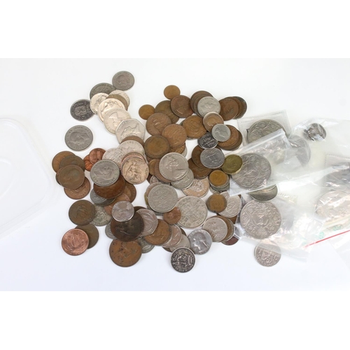 165 - A small collection of British and World coins to include silver and commemorative examples together ... 