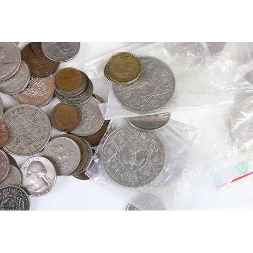 165 - A small collection of British and World coins to include silver and commemorative examples together ... 