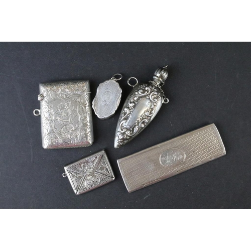 810 - Group of antique silver pocket items to include; a Victorian vinaigrette (Birmingham 1866, George Un... 