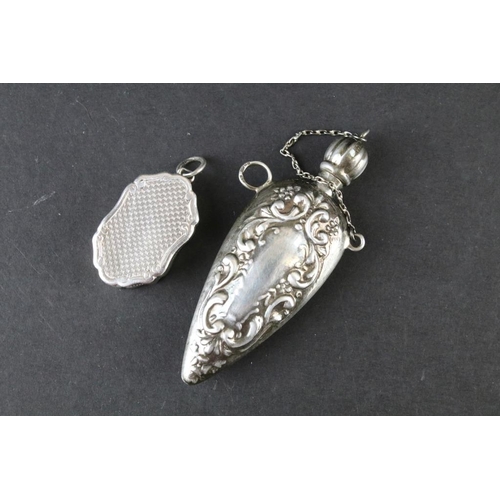 810 - Group of antique silver pocket items to include; a Victorian vinaigrette (Birmingham 1866, George Un... 