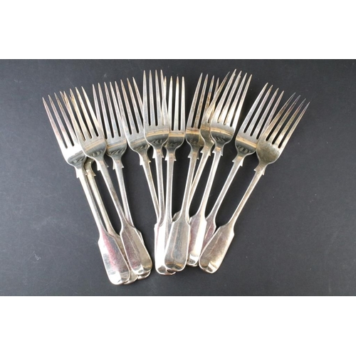 812 - Set of twelve Victorian silver hallmarked fiddle pattern forks. The forks hallmarked London 1852, Jo... 