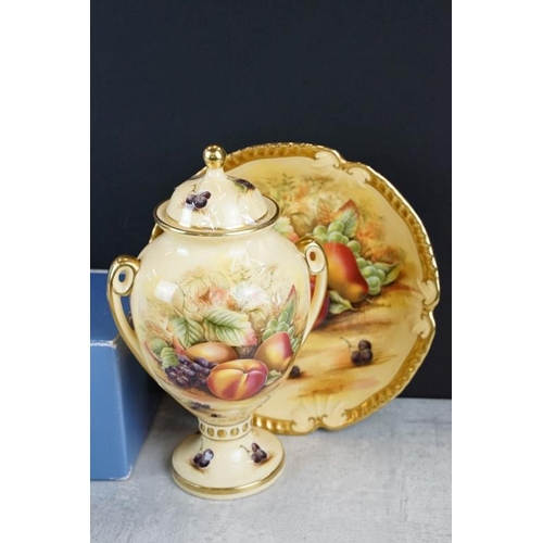 100 - Mixed ceramics to include an Aynsley Orchard Gold urn (22.5cm high) and circular dish; Royal Doulton... 