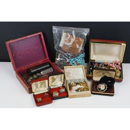 353 - A small collection of mainly vintage costume jewellery to include silver examples.