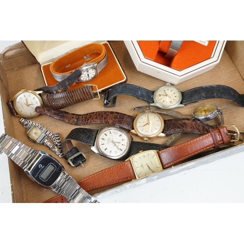 355 - A small collection of ladies and gents vintage watches to include Bulova, Seiko and Montine examples... 