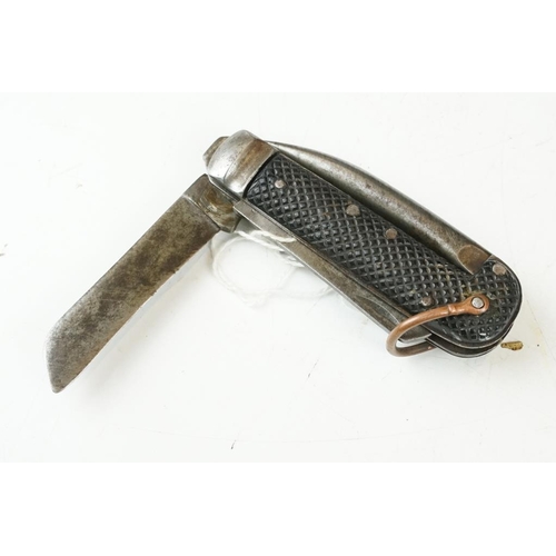 357 - A collection of vintage penknives to include a military example together with a Baileytoolco wood pl... 