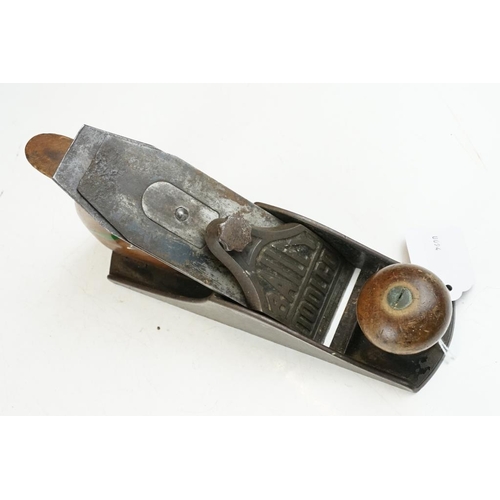 357 - A collection of vintage penknives to include a military example together with a Baileytoolco wood pl... 