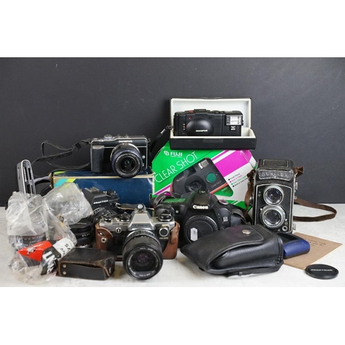 425 - Group of cameras & photographic accessories to include a Sunxflex TLR, Praktica BX20 (with Prakticar... 