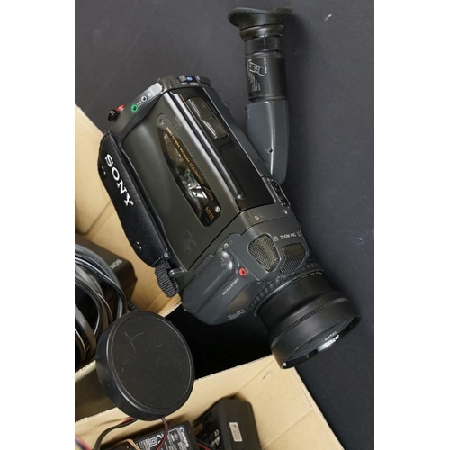 435 - Group of photographic equipment to include a Canon EOS 700 (with Canon 35-80mm 1:4-5.6 zoom lens), S... 