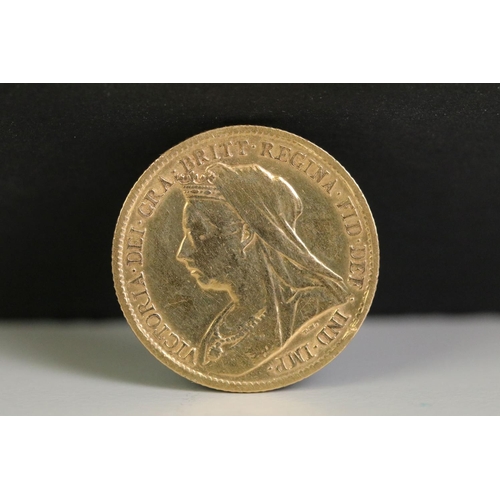 297 - A British Queen Victoria 1900 gold half sovereign coin.