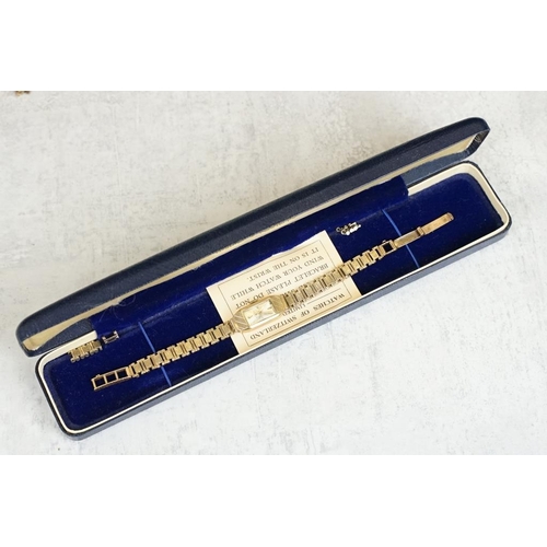 571 - Rotary 9ct gold cased wristwatch, champagne rectangular dial, gold-coloured baton numeral markers, 9... 