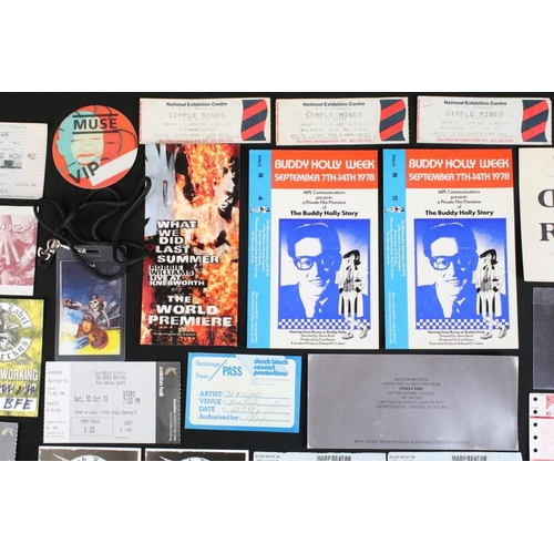 729 - Memorabilia - Collection of gig tickets and tour passes to include The Cure, Bon Jovi, Muse, Simple ... 