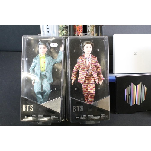 734 - Memorabilia - K-Pop collection mainly relating to BTS (Bangtan Boys) to include five boxed figures a... 