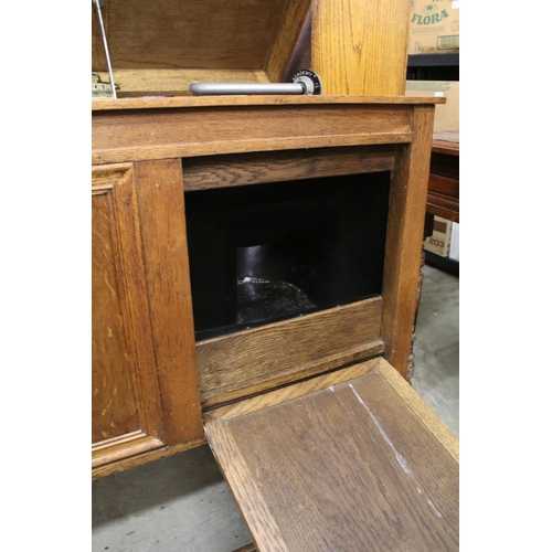 689 - Early 20th century Oak ' Academy ' Gramophone Cabinet, the hinged lid opening to a turntable and div... 