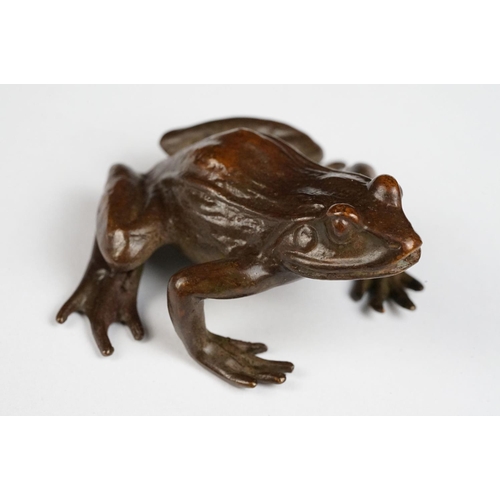 306 - A cast bronze figure of a frog, approx 6cm in length.