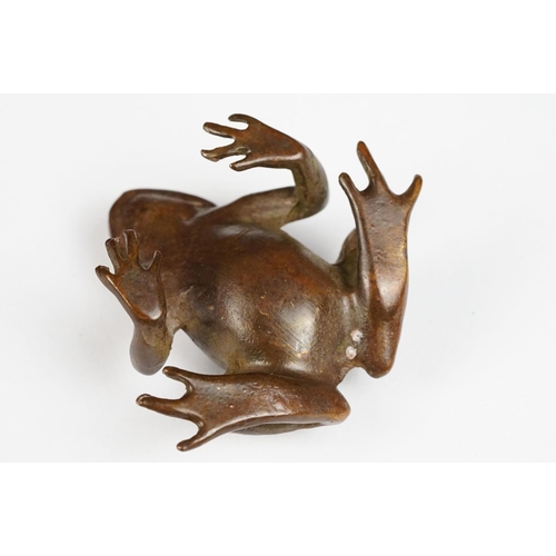 306 - A cast bronze figure of a frog, approx 6cm in length.