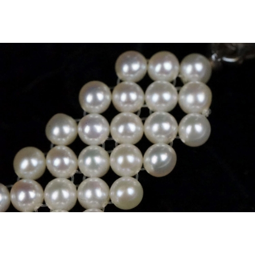 280 - Diamonds International Pearl Bracelet with Silver clasp