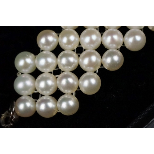 280 - Diamonds International Pearl Bracelet with Silver clasp