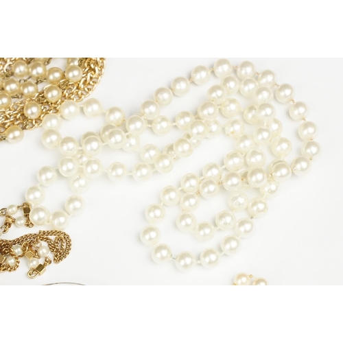 357 - Collection of Pearl Jewellery including Silver clasped