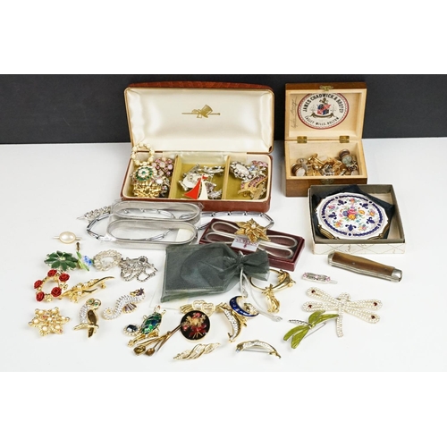 366 - A box of mixed collectables to include a good collection of costume jewellery brooches, powdcer comp... 