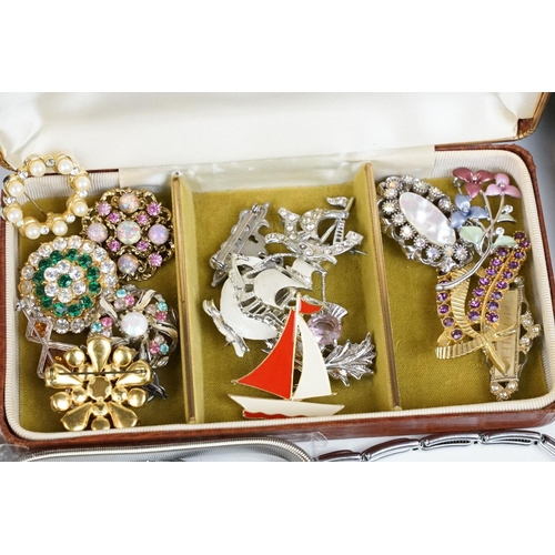 366 - A box of mixed collectables to include a good collection of costume jewellery brooches, powdcer comp... 