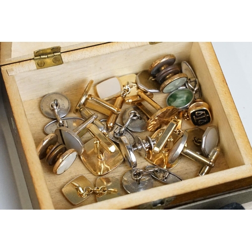 366 - A box of mixed collectables to include a good collection of costume jewellery brooches, powdcer comp... 