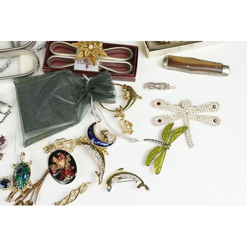 366 - A box of mixed collectables to include a good collection of costume jewellery brooches, powdcer comp... 