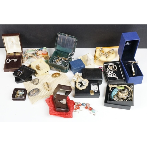 368 - A small collection of mainly vintage costume jewellery to include some silver examples.