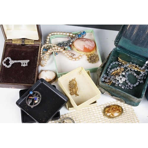 368 - A small collection of mainly vintage costume jewellery to include some silver examples.