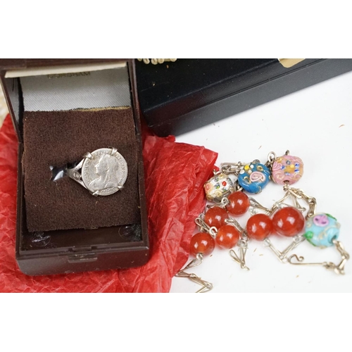 368 - A small collection of mainly vintage costume jewellery to include some silver examples.