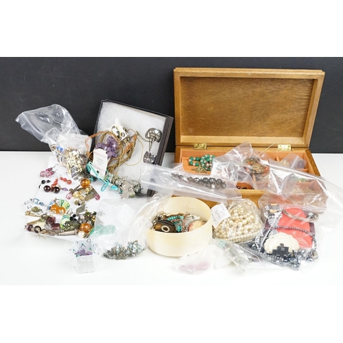 371 - A collection of mainly vintage costume jewellery to include earrings, bangle, bracelets, necklaces, ... 