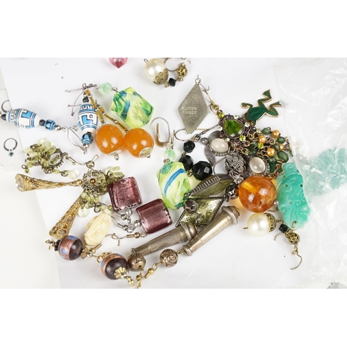 371 - A collection of mainly vintage costume jewellery to include earrings, bangle, bracelets, necklaces, ... 