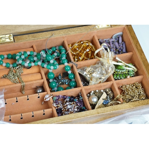 371 - A collection of mainly vintage costume jewellery to include earrings, bangle, bracelets, necklaces, ... 