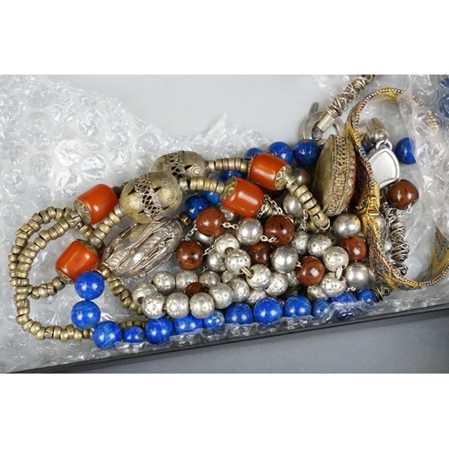 372 - A small collection of vintage and contemporary costume jewellery together with a selection of watche... 