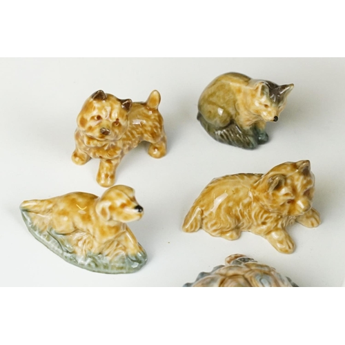 71 - 25 Danbury Mints Cats of Character porcelain figures, together with around 20 Wade porcelain figures... 