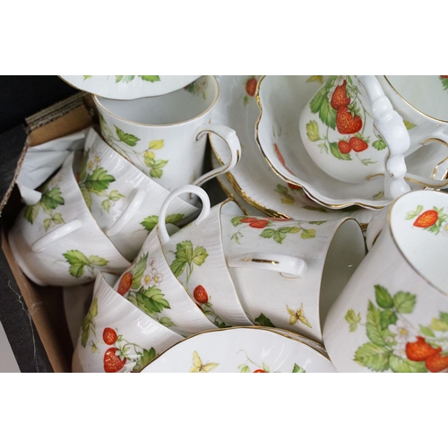 34 - Queens 'Virginia Strawberry' tea & dinner ware to include teapot, 5 tea cups, 6 mugs, 6 saucers, 6 t... 